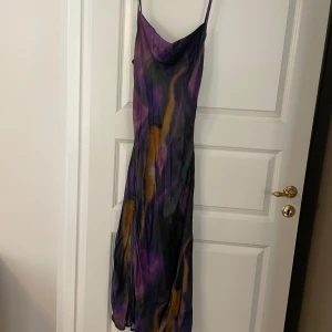 Slipklänning  - Slipklänning från NA-KD. Endast använd en gång då den är lite för stor för mig. Storlek 36.