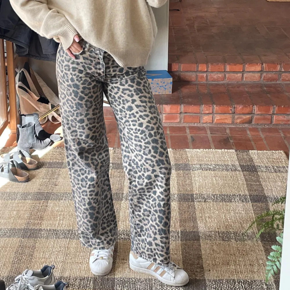 Säljer dessa helt slutsålda leopardjeans från Gina Tricot. Använda 1 gång. Storleken är 32, men passar mig som brukar ha 34/36. Är 173cm lång för referens 🐆🙌🏼🤍. Jeans & Byxor.