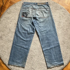 Element baggy jeans - Baggy jeans från märket Element. Benöppning 25cm! Köpta här på plick från @trendfriend.se för 500kr. Ett litet hål i höger framficka och en liten färgfläck annars bra skick. Om du har frågor eller vill ha fler bilder är det bara att skriva!