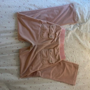 Juciy couture byxor - Ganska andvända men bra sick. Väl omhändertagna, lite skavanker. Jag har sytt upp de ca 5cm men passar mig som är 156