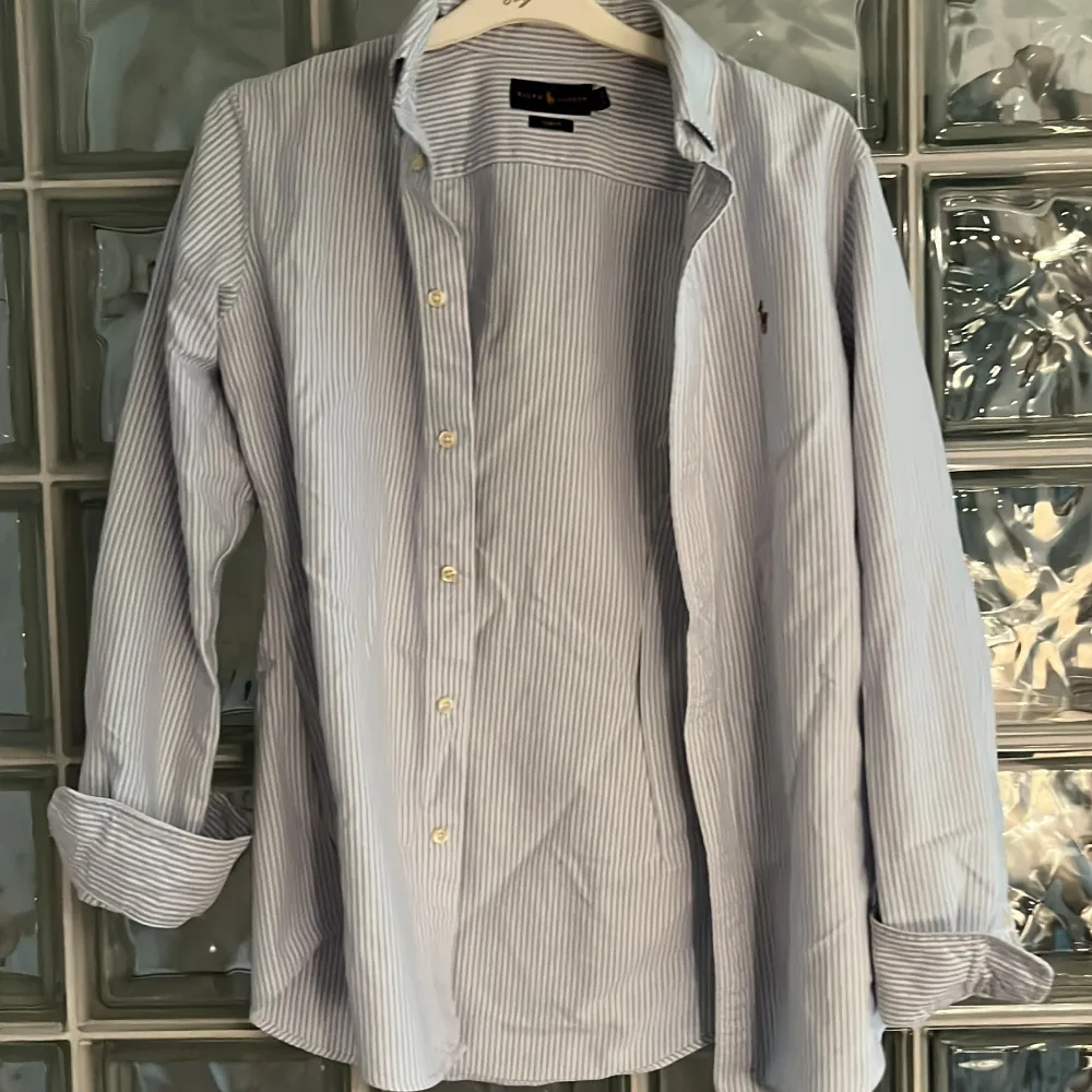 Säljer nu denna schyssta Ralph Lauren skjortan då den är för liten. Storleken är S (Slim fit) Skick: 9/10. Skjortor.