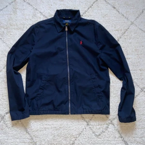 Ralph lauren overshirt - RL overshirt som nästan aldrig är använd. Säljer den för att den är för liten. Funkar att ha på sommar/vår