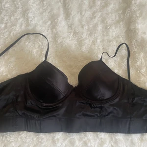 Topp / Bh - fin bh från hm som också går att använda som topp. storlek 75A / s, endast testad 🥰