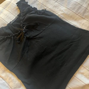 As  jättefin topp från brandi Melville  - Jättesnygg uringad topp från brandi Melville, knappt använts så den är i nyskick men sitter extremt fint på<3