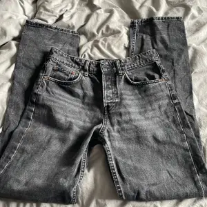 säljer mina jeans ifrån zara, de är raka och midwaist, jeansen säljs inte längre!! Super bra skick förutom lite slitna längst ner som man ser på sista bildern💕💕