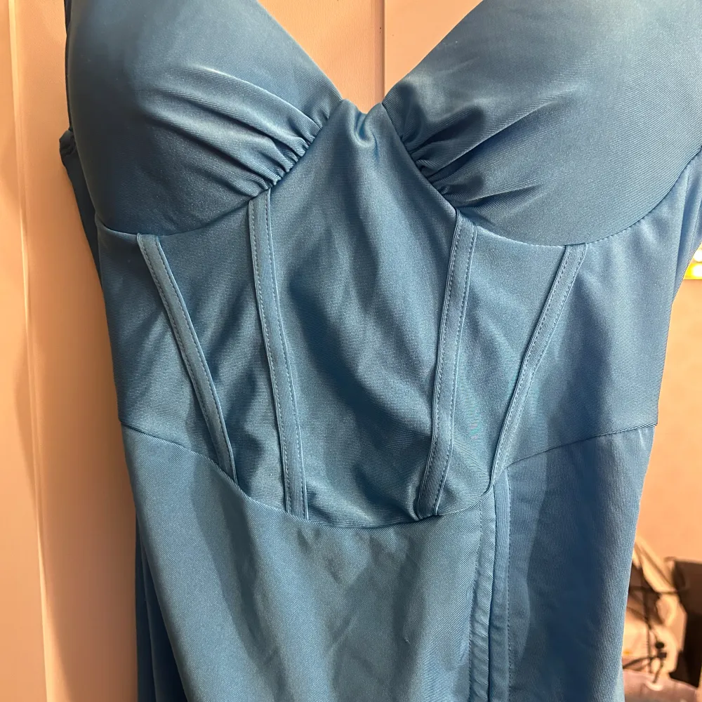 Jättefin blå klänning i storlek S aldrig använd prislappen finns kvar. 190kr. Klänningar.