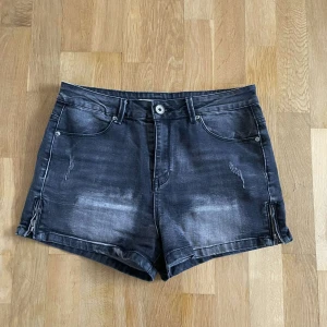 Jeansshorts  - Jättesnygga jeansshorts med detaljer. Köpta på secondhand men är i bra skick. Står att dom är i storlek 42 men passar M/L. 