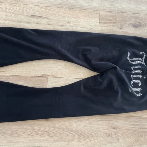 Juicy byxa svart - Svart byxa från juicy couture men strass på rumpan