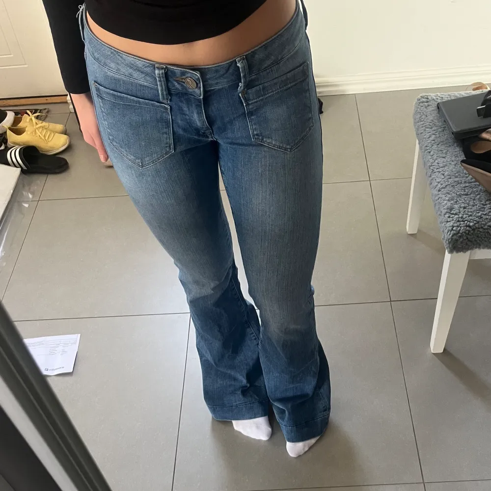 Supersnygga Mavi jeans som tyvärr är för långa för mig (jag är 163) Det är ett litet slitage på botten av byxbenen (se bild 4 & 5) men inget som direkt syns🥰. Jeans & Byxor.