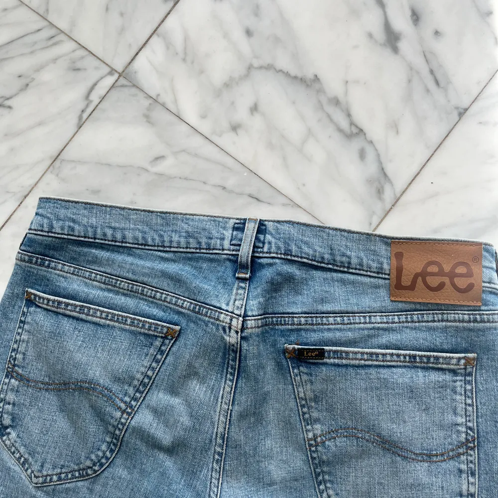 Säljer dessa Lee jeans, skulle säga att de passar Slim fit. Storleken är W33 / L32. Skicket är 9/10 och priset är diskuterbart.  Skriv gärna vid frågor!. Jeans & Byxor.