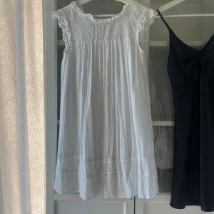 Klänning  - Superfin klänning som är köpt i Spanien🤍 säljer då den inte kommer till användning💕