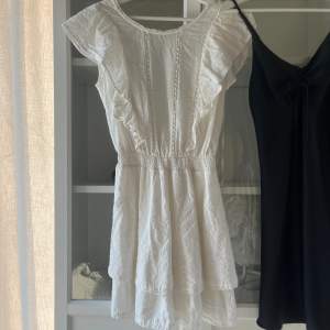 Jättefin klänning som är köpt i Kroatien  Använt en gång🤍 Storlek xs