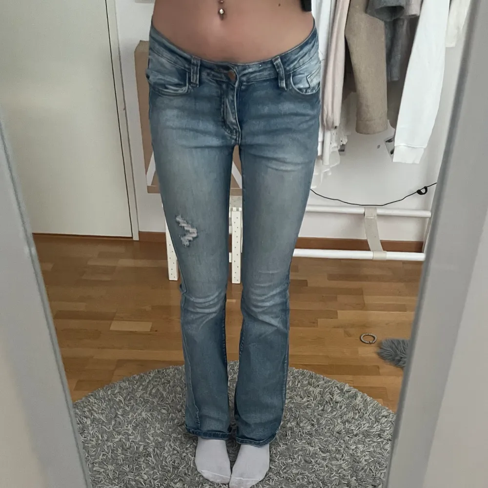 säljer mina lågmidjade jeans som är jättestretchiga och sköna!💞jag är 172 cm som referens💞. Jeans & Byxor.