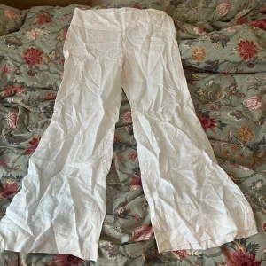 Lågmidjade linnebyxor - Lågmidjade vita linnebyxor!! Lite skrynkliga men annars bra skick ❣️ skulle säga mer av en 40, midja ca 80cm