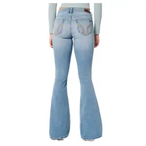 Så snygga jeans från hollister! Helt nya med prislapp kvar💕 nypris 49€ (570kr) Dom är i strlk 8 vilket motsvarar 40 o som är i en lång modell