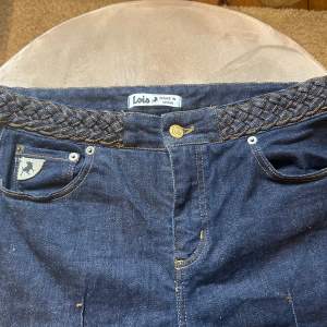 Supersnygga jeans från Lois med flätad midja! Säljer då de tyvärr inte kommer till användning :( Storlek 36/38. Midjemåttet: ca 36/37 cm tvärs över, innerbenslängden: ca 78 cm.