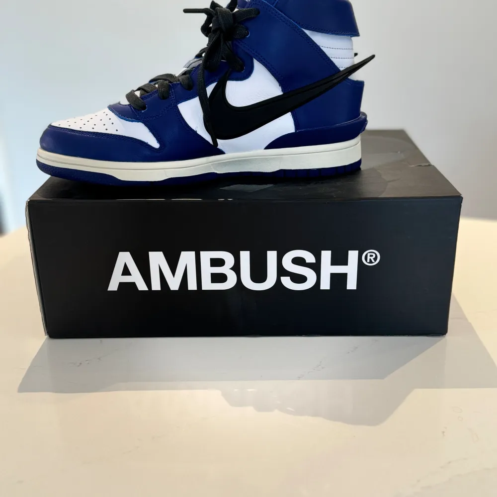 Splitter nya Nike Dunk High Ambush ”deep royal” inkl orginalkartong.   Missa inte chansen att köpa sommarens fetaste sneakers 👌. Skor.