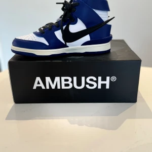 Nike Dunk High Ambush ”deep royal” - Splitter nya Nike Dunk High Ambush ”deep royal” inkl orginalkartong.   Missa inte chansen att köpa sommarens fetaste sneakers 👌