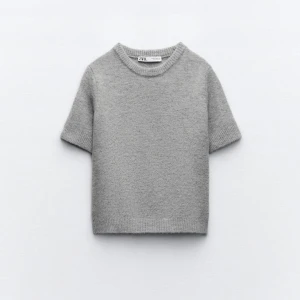 Stickad T-shirt💞 - Säljer nu denna super mysiga stickade tshirt från zara. Knappt använd och inga defekter. 🥰