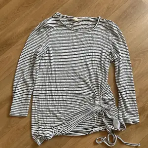 Randig tröja med dragsko från Esprit, sparsamt använd + inga synliga defekter! :)  