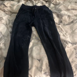 Juicy couture byxor - De har tappat en ”metallgrej) på banden(se på bild tre), de är lite slitna längst ner för de varit lite för långa för mig(skriv för bild på de).