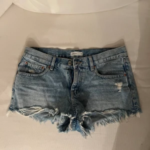 Shorts - Lågmidjade shorts ifrån Gina Tricot! Köpta förra året använda sparsamt💗 Frakt tillkommer skriv vid frågor😋