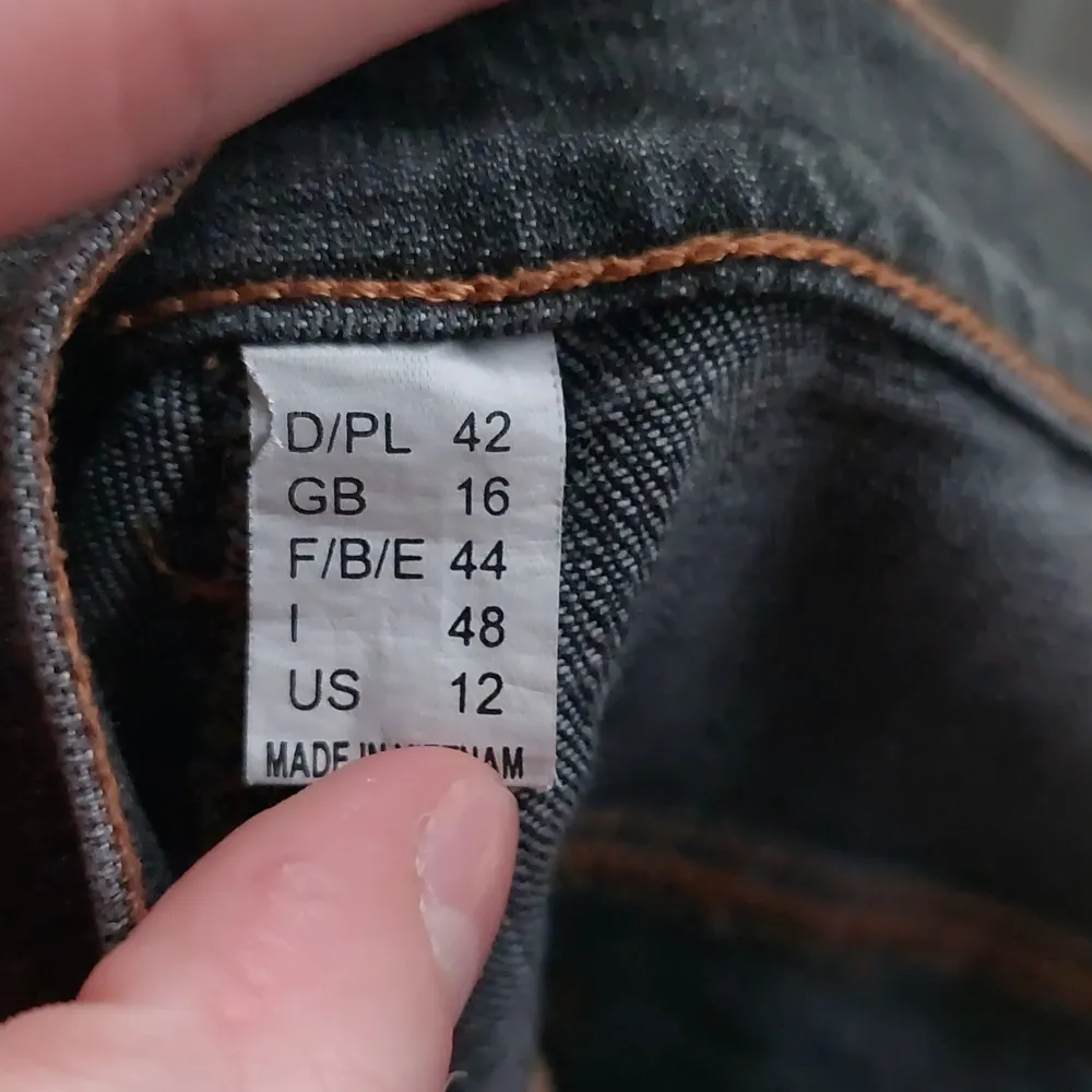 Gråa mörktvätt flared jeans med rkt fet stitching detalj på framsidan💯 Pris kan diskuteras👍🏻👍🏻 Kom dm för mått och sånt🙏🙏. Jeans & Byxor.