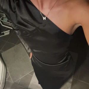 Klänning  - Svart klänning från Gina Tricot, använd en gång och är super fin! 