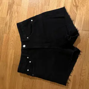 Svarta jeansshorts med hög midja 