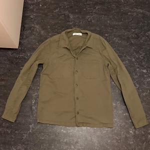 Overshirt  - Säljer nu min skit snygga overshirt som passar perfekt nu till sommaren. Skicket är 5/10 finns några defekter och nypris ligger på 1500kr. 