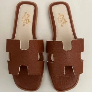 Sandaler  - Säljer dessa jättefina sandalerna. Storlek 38. Köpta här på plick. 