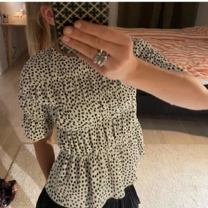 Prickig topp - Söt prickig topp ifrån zara barn men passar xs-s❤️Är inte helt säker på ifall jag vill sälja! Kan även tänka mig att byta tröjan mot något du säljer vid intresse❤️
