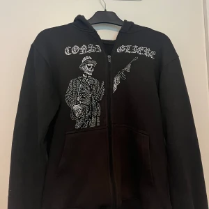 Zip hoodie med stenar - Storlek M men passar S, använd fåtal gånger, inga tecken på slitage. 