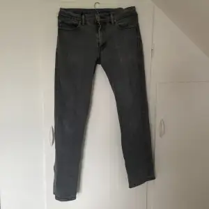 Säljer dessa gråa Levis jeans med sjukt snygg tvätt. Storlek 31/34.