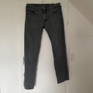 Levis jeans  - Säljer dessa gråa Levis jeans med sjukt snygg tvätt. Storlek 31/34.