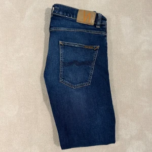 Nudie jeans - Säljer nu de här snygga nudie jeansen i bra skick(precis tvättade). De ligger på runt 1600kr retail mitt pris 400kr. Storlek W34/L32. De sitter bra i passformen och passar till allt. Bara att höra av er vid funderingar. Mvh Liam!