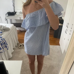 Randig klänning  - En söt klänning som är blå vit randig, som man både kan ha offshoulder och en axlad❤️