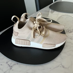 Adidas nmd  - Ljusbruna i fint skick. Stl 37 1/3 passar mig som är 38 också. 