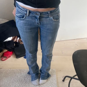 Lågmidjade jeans - Lågmidjade jeans i strlk 28! Liten slit längst ner men går lätt att sy ihop om man vill!