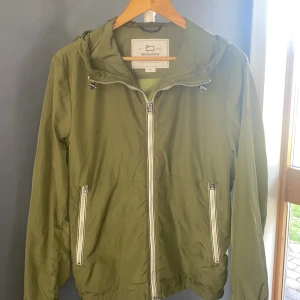 Woolrich windbreaker - Jag säljer denna snygga och trendiga vindjacka från Woolrich som jag använt fåtal gånger, så den är i nuskick. Perfekt att ha nu under våren.  Pris går att diskutera vid snabb affär.  Mitt pris 850kr  Nypris 3600kr