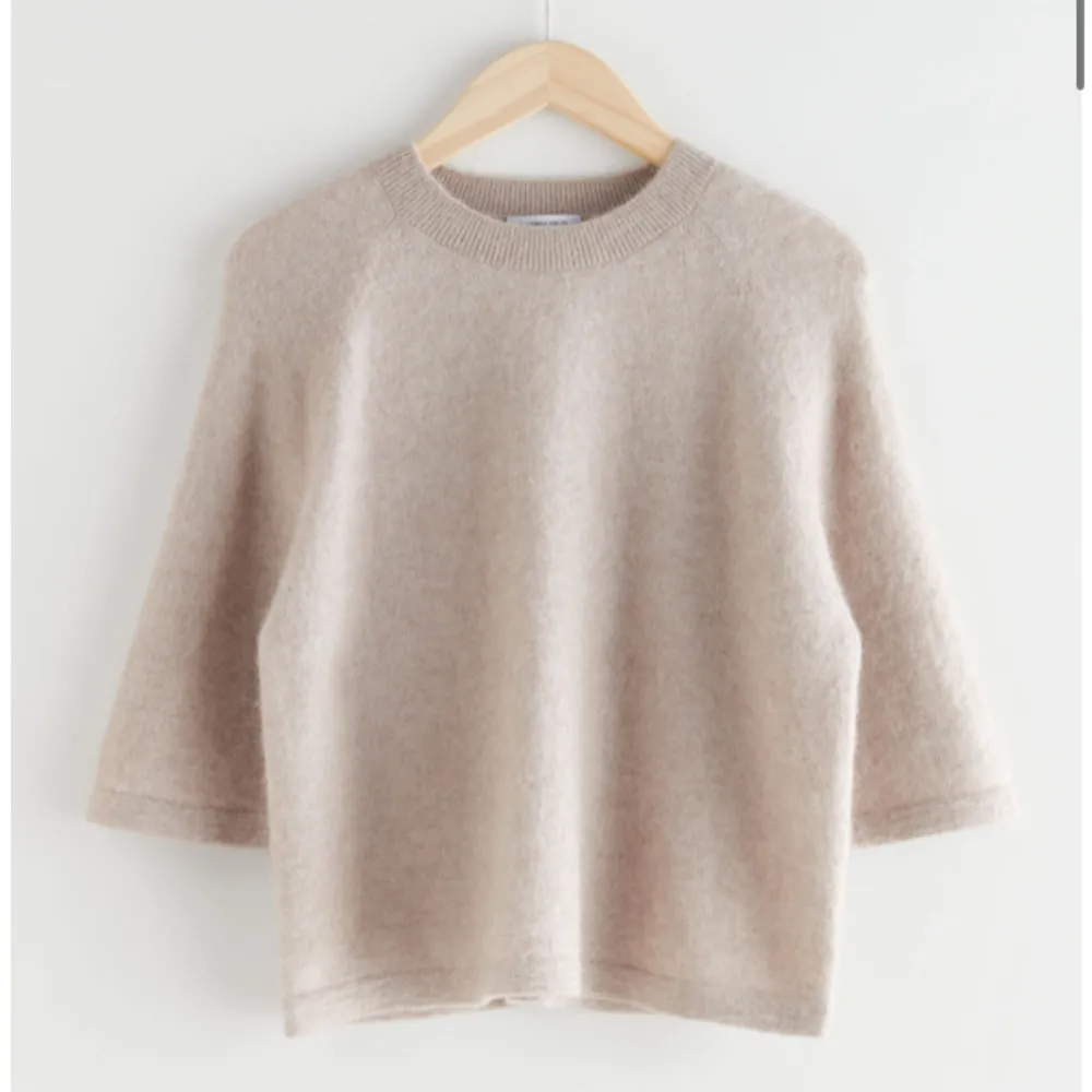 Jättefin stickad tröja från & Other Stories🤍 knappt använd 🤍 Köpte för 690 kr 🤍. Stickat.