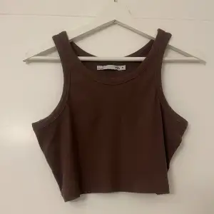 Ett brunt linne från Lager 157!❤️ Säljer pga att den inte passar längre, bra skick. Kortare i modellen, ribbat material. *Tvättas Alltid*