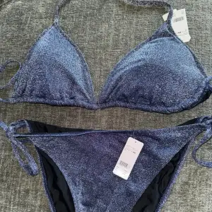 Jättefin mörkblå glitter bikini från Cubus. Aldrig använd pga fel storlek! Storlek XL på toppen och 2XL på underdelen! Nypris 308kr🩶