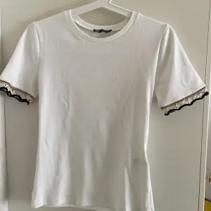 Säljer denna fina zara t shirt, köpte för ett tag sedan tror den är slutsåld online. Använd cirka en gång 🩷 storlek M men funkar på en S💕