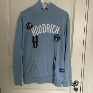 Blå hoodrich hoodie - Mycket bra skick, snörena till att dra åt luvan saknas.