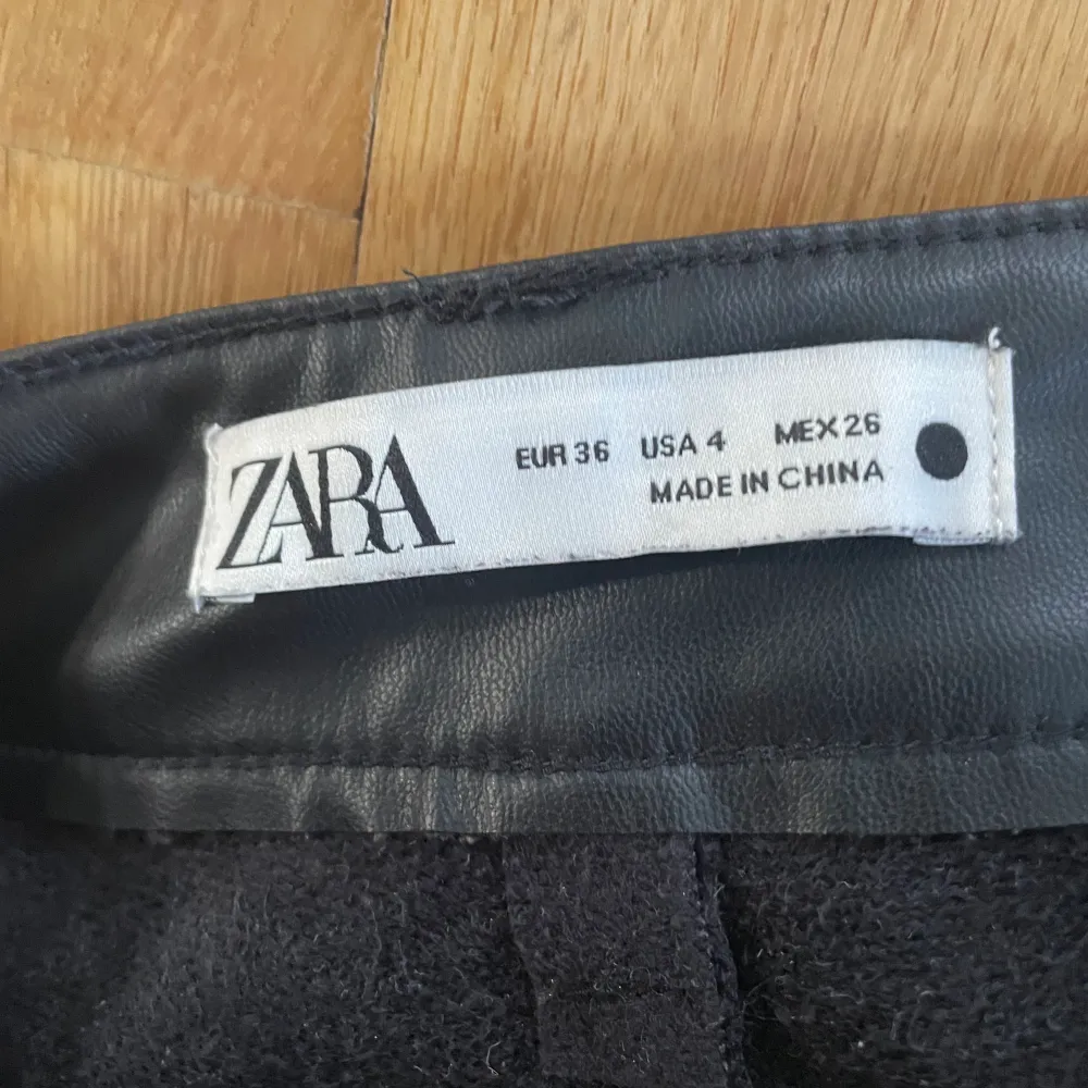 Jag säljer mina zara kostymbyxor pågrund av att dom inte kommer till användning. Använda två gånger och ser helt nya ut. Passar perfekt i längden för mig som är 168. Skriv för fler bilder eller mått. . Farkut & Housut.