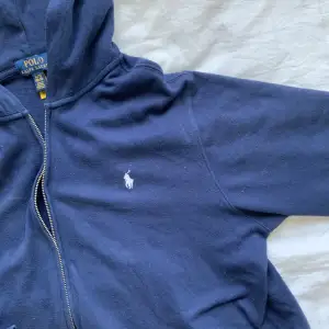 Säljer även min Ralph luren hoodie perfekt till sommaren och i bra skick! (Nypris 2500)  Det står XL men sitter som M  Inga dekaler. 