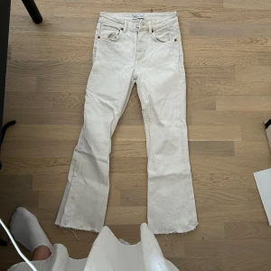 Jeans från zara  - Ett par jeans från zara i storlek 34, mid Rise 