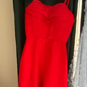 Balklänning  - Inte används, nyskick, storlek S. Den har även fickor.