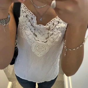 Vitt spetslinne  - Vitt linne med spets från Costes. Storlek M. Fint skick. Använd gärna köp nu!